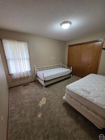 3335 SW McClure CT, Topeka, KS 66614