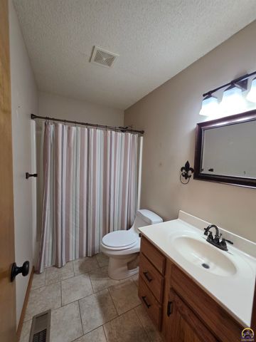3335 SW McClure CT, Topeka, KS 66614