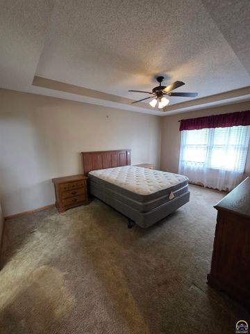 3335 SW McClure CT, Topeka, KS 66614