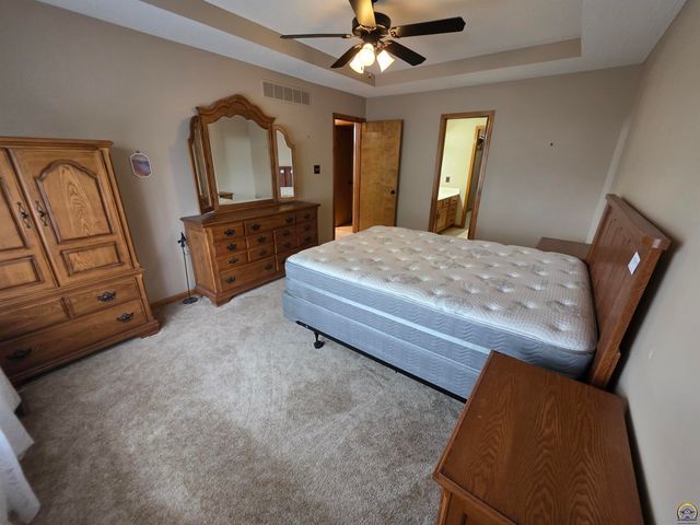 3335 SW McClure CT, Topeka, KS 66614