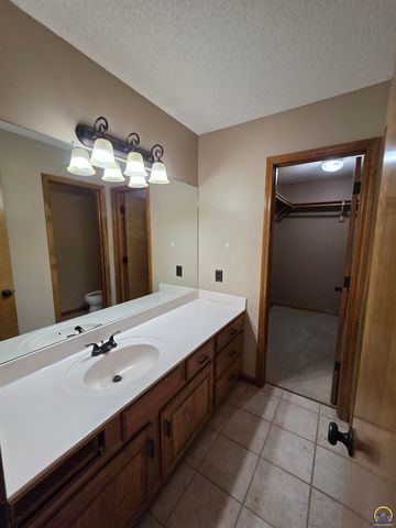 3335 SW McClure CT, Topeka, KS 66614