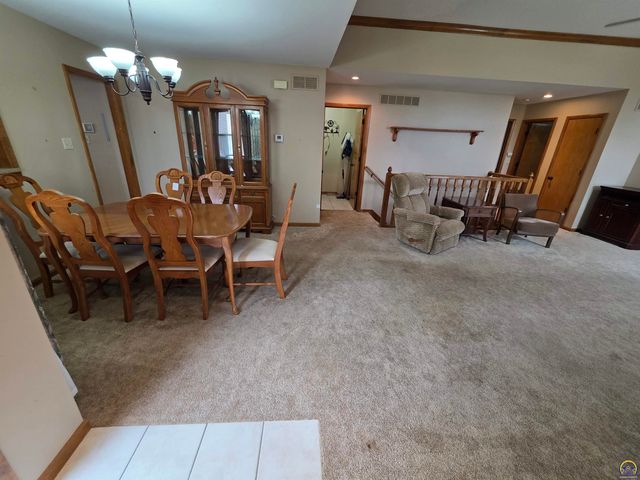 3335 SW McClure CT, Topeka, KS 66614