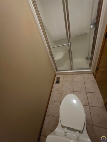 3335 SW McClure CT, Topeka, KS 66614