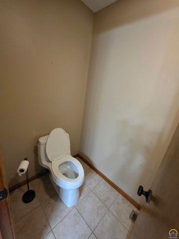 3335 SW McClure CT, Topeka, KS 66614