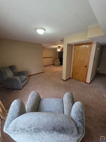 3335 SW McClure CT, Topeka, KS 66614