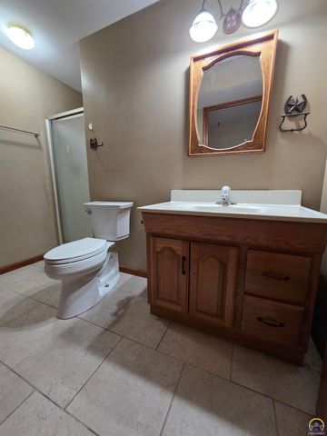 3335 SW McClure CT, Topeka, KS 66614