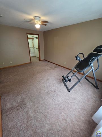 3335 SW McClure CT, Topeka, KS 66614