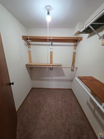 3335 SW McClure CT, Topeka, KS 66614