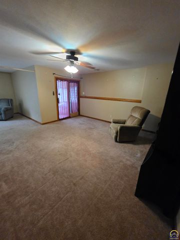 3335 SW McClure CT, Topeka, KS 66614