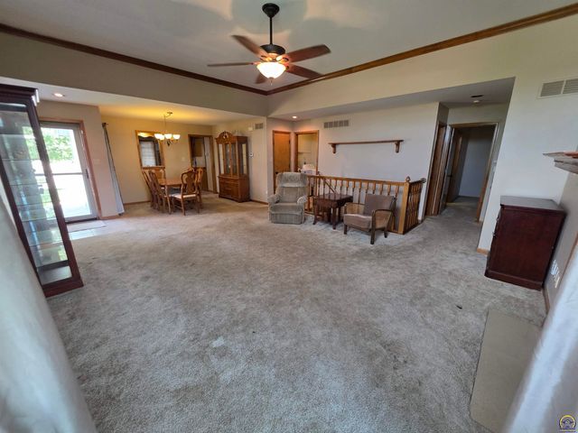 3335 SW McClure CT, Topeka, KS 66614
