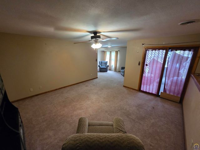 3335 SW McClure CT, Topeka, KS 66614