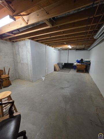 3335 SW McClure CT, Topeka, KS 66614