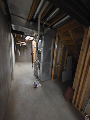 3335 SW McClure CT, Topeka, KS 66614