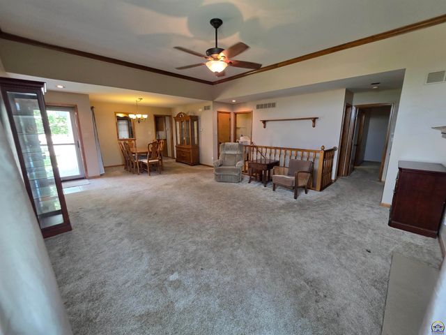 3335 SW McClure CT, Topeka, KS 66614