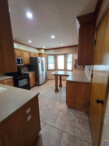 3335 SW McClure CT, Topeka, KS 66614
