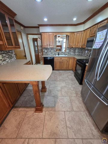 3335 SW McClure CT, Topeka, KS 66614