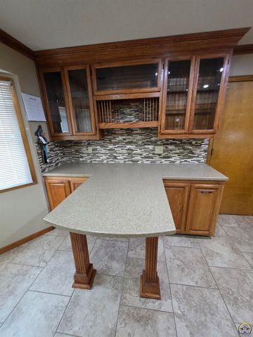 3335 SW McClure CT, Topeka, KS 66614