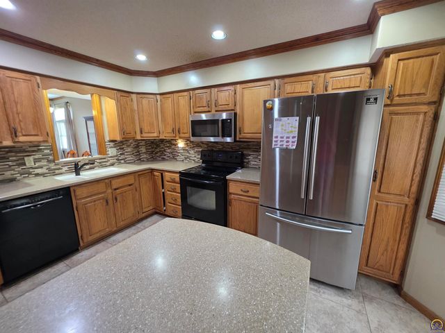 3335 SW McClure CT, Topeka, KS 66614