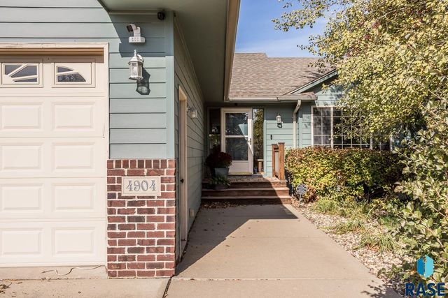 4904 E Tiger Lilly St Street, Sioux Falls, SD 57110