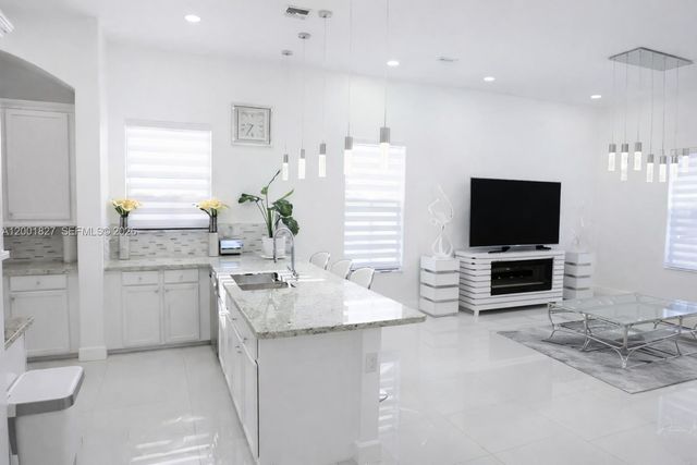 8537 NW 39th Ct, Cooper City, FL 33024