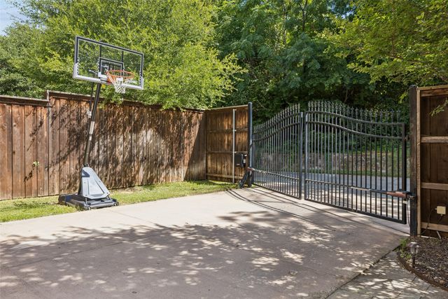 1022 Shadyside Lane, Dallas, TX 75223