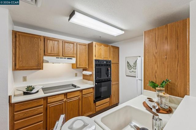 1840 Tice Creek 2217, Walnut Creek, CA 94595