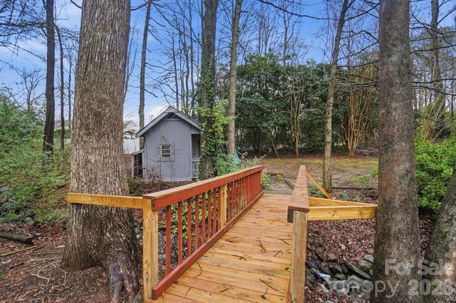 8725 Londonshire Drive, Charlotte, NC 28216