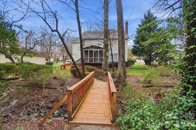 8725 Londonshire Drive, Charlotte, NC 28216