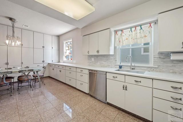 1334 Outrigger Street, Tiki Island, TX 77554