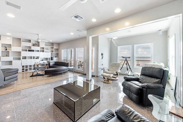 1334 Outrigger Street, Tiki Island, TX 77554