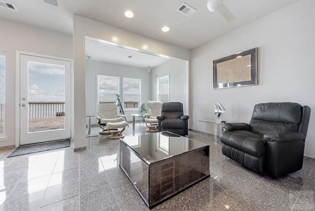 1334 Outrigger Street, Tiki Island, TX 77554