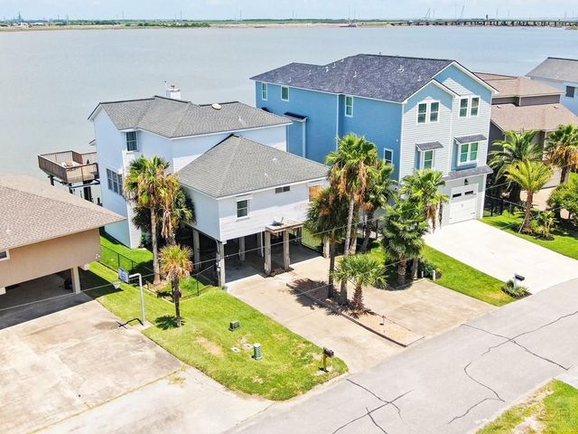 1334 Outrigger Street, Tiki Island, TX 77554