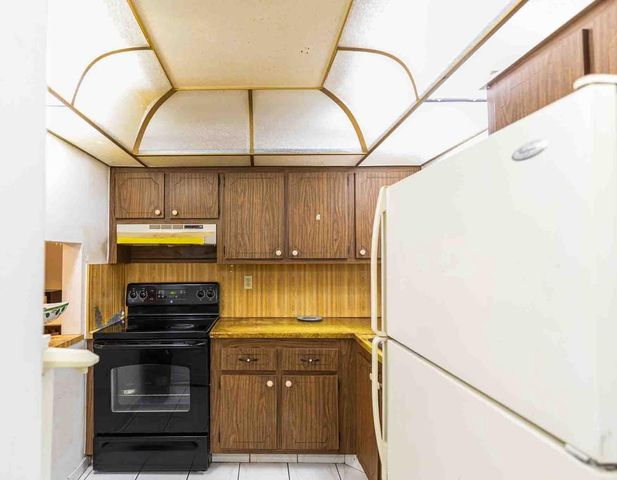 9041 Sunrise Lakes Boulevard 111, Sunrise, FL 33322