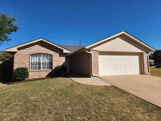 106 SE Churchill Way, Lawton, OK 73501