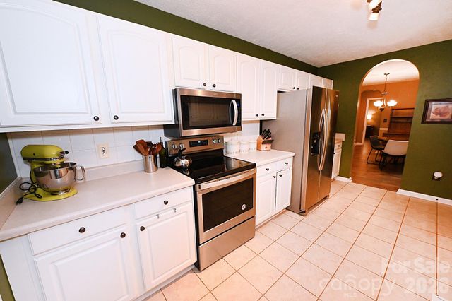 5438 Winding Oak Drive, Hickory, NC 28602