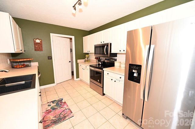 5438 Winding Oak Drive, Hickory, NC 28602