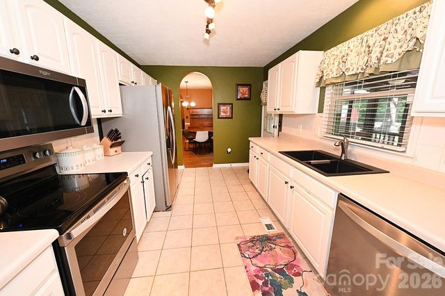 5438 Winding Oak Drive, Hickory, NC 28602