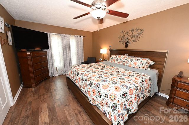 5438 Winding Oak Drive, Hickory, NC 28602