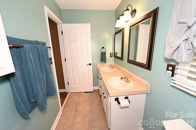 5438 Winding Oak Drive, Hickory, NC 28602