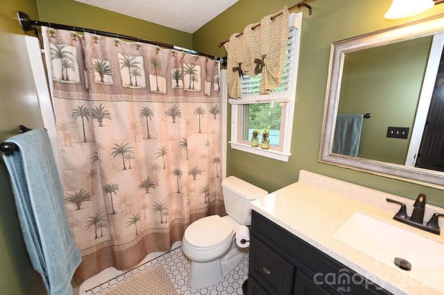 5438 Winding Oak Drive, Hickory, NC 28602