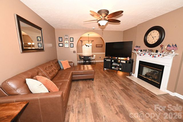 5438 Winding Oak Drive, Hickory, NC 28602