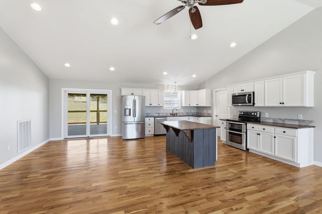 1041 Twin Creek Rd, Charlotte, TN 37036
