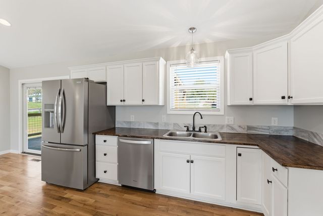 1041 Twin Creek Rd, Charlotte, TN 37036