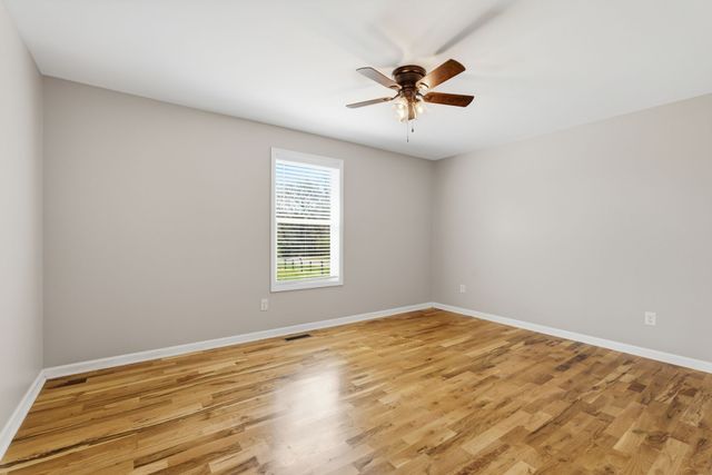 1041 Twin Creek Rd, Charlotte, TN 37036