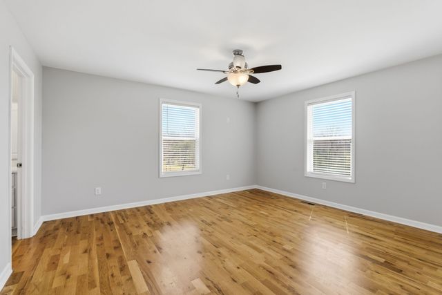 1041 Twin Creek Rd, Charlotte, TN 37036