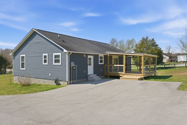 1041 Twin Creek Rd, Charlotte, TN 37036