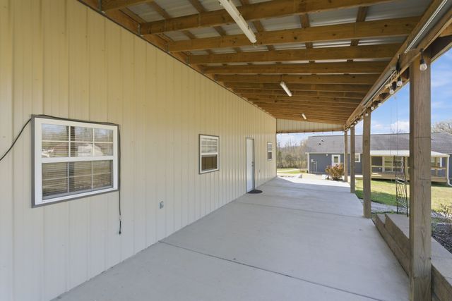 1041 Twin Creek Rd, Charlotte, TN 37036
