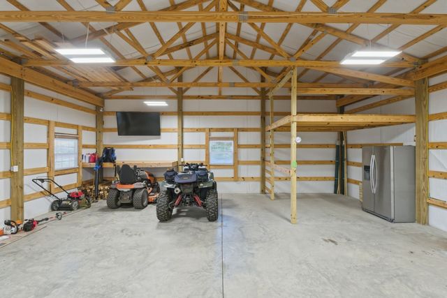 1041 Twin Creek Rd, Charlotte, TN 37036