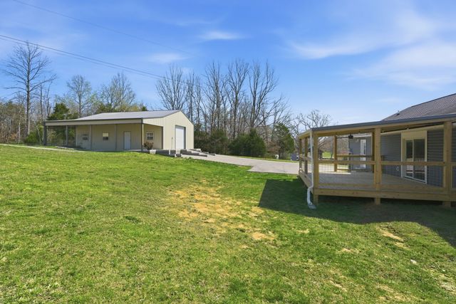 1041 Twin Creek Rd, Charlotte, TN 37036