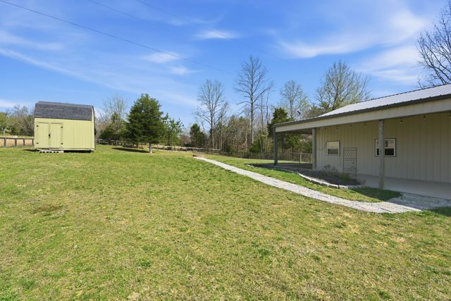 1041 Twin Creek Rd, Charlotte, TN 37036